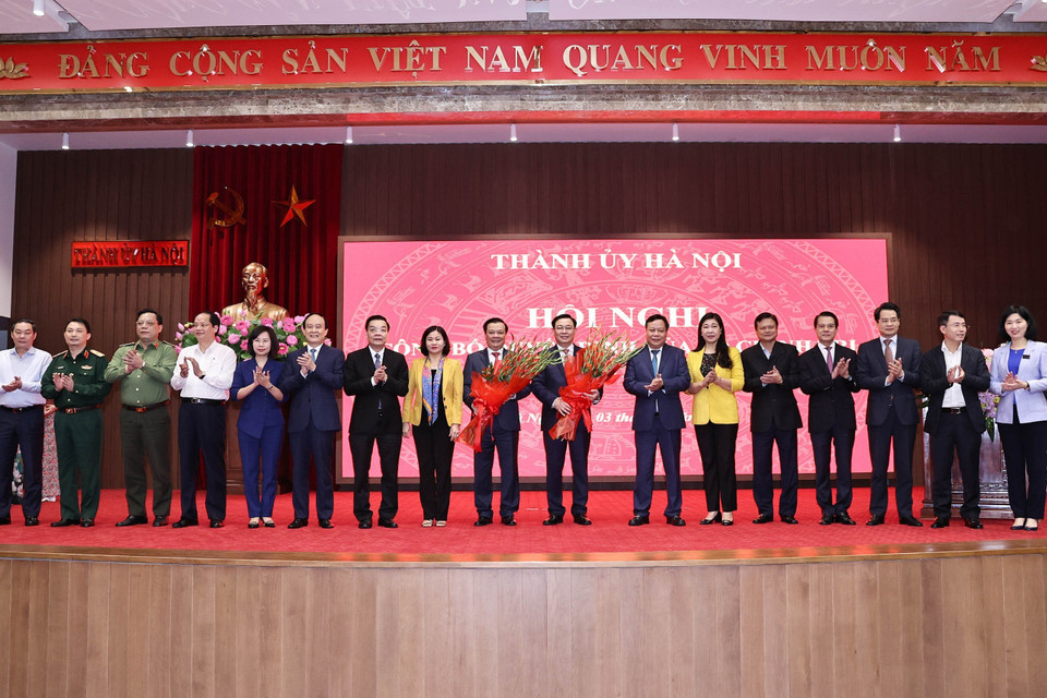 Chủ tịch Quốc hội Vương Đình Huệ, Bí thư Thành ủy Hà Nội Đinh Tiến Dũng và các đồng chí lãnh đạo chủ chốt thành phố Hà Nội. (Ảnh: Trọng Đức/TTXVN)