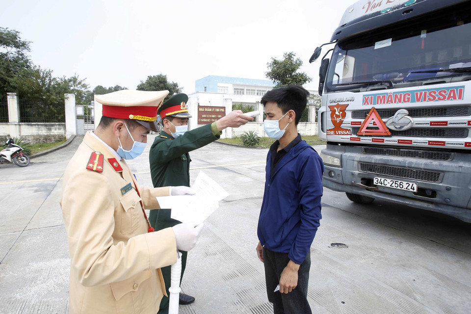 Kiểm tra thân nhiệt và khai báo y tế với người muốn vào địa bàn tỉnh Hưng Yên tại nút giao huyện Yên Mỹ với cao tốc Hà Nội-Hải Phòng. (Ảnh: Phạm Kiên/TTXVN)