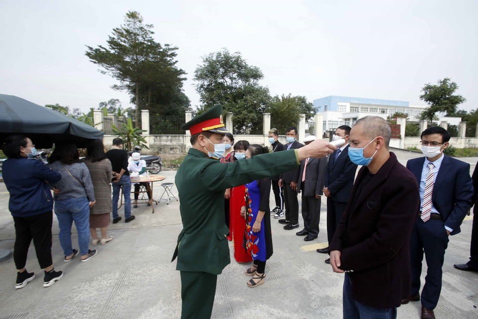 Lưc lượng liên ngành kiểm tra thân nhiệt với các hành khách muốn vào địa bàn tỉnh Hưng Yên. (Ảnh: Phạm Kiên/TTXVN)