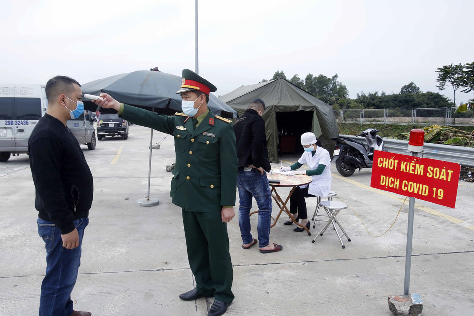 Lưc lượng liên ngành kiểm tra thân nhiệt với các hành khách muốn vào địa bàn tỉnh Hưng Yên. (Ảnh: Phạm Kiên/TTXVN)