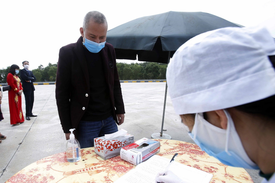 Những người muốn vào địa bàn tỉnh Hưng Yên phải khai báo y tế tại chốt kiểm soát dịch COVID-19 (huyện Yên Mỹ, Hưng Yên). (Ảnh: Phạm Kiên/TTXVN)