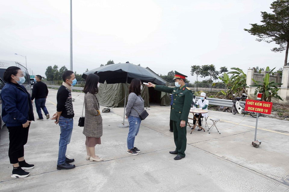 Lưc lượng liên ngành kiểm tra thân nhiệt với các hành khách muốn vào địa bàn tỉnh Hưng Yên. (Ảnh: Phạm Kiên/TTXVN)