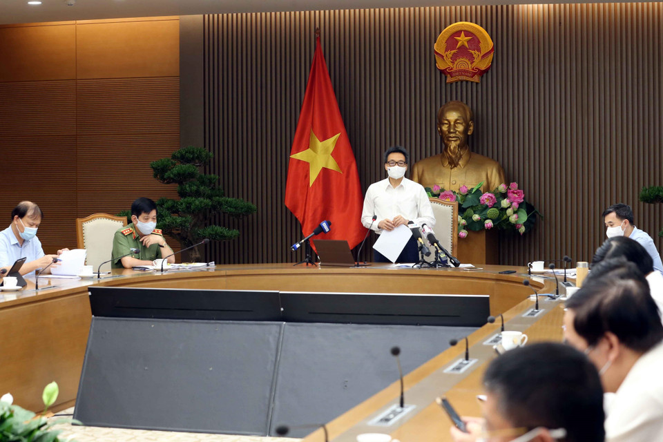 Phó Thủ tướng Vũ Đức Đam chỉ đạo công tác kiểm soát dịch COVID-19 tại các khu công nghiệp. (Ảnh: Phạm Kiên/TTXVN)