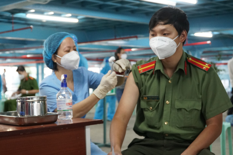 Lực lượng an ninh được ưu tiên tiêm vaccine trong ngày đầu. (Ảnh: Thu Hương/TTXVN)