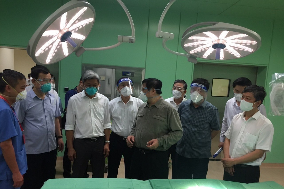 Thủ tướng Phạm Minh Chính kiểm tra cơ sở vật chất tại bệnh viện dã chiến Hồi sức tích cực ở Bệnh viện quốc tế Becamex tỉnh Bình Dương. (Ảnh: TTXVN)