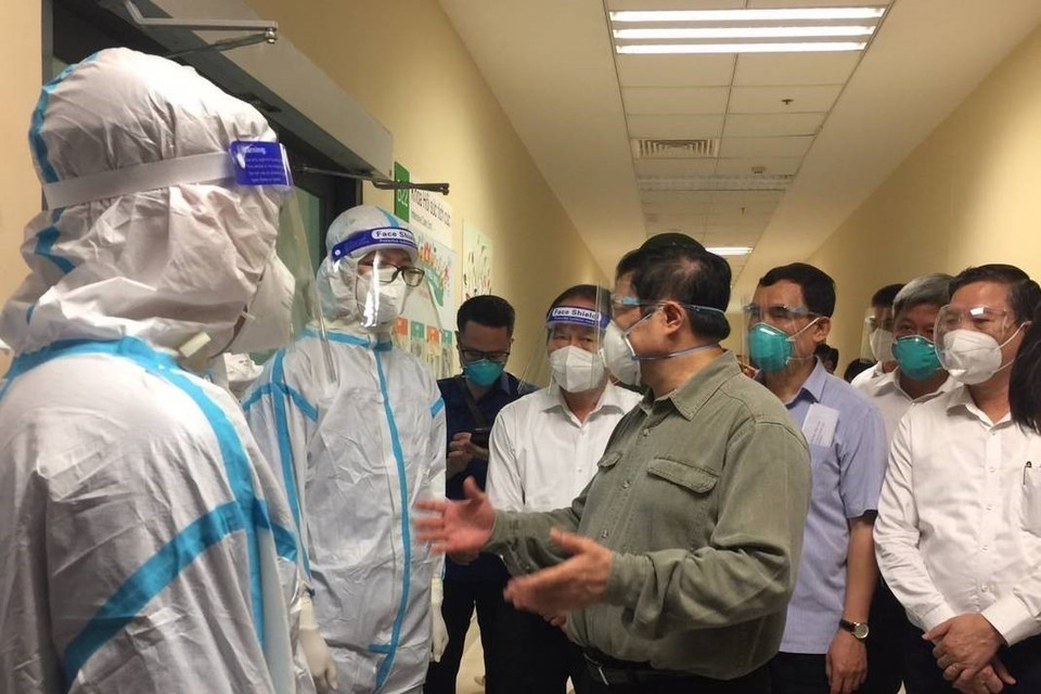 Thủ tướng Phạm Minh Chính thăm hỏi, động viện đội ngũ bác sỹ đang tham gia điều trị bệnh nhân COVID-19 tại bệnh viện dã chiến Hồi sức tích cực ở Bệnh viện quốc tế Becamex tỉnh Bình Dương. (Ảnh: TTXVN)