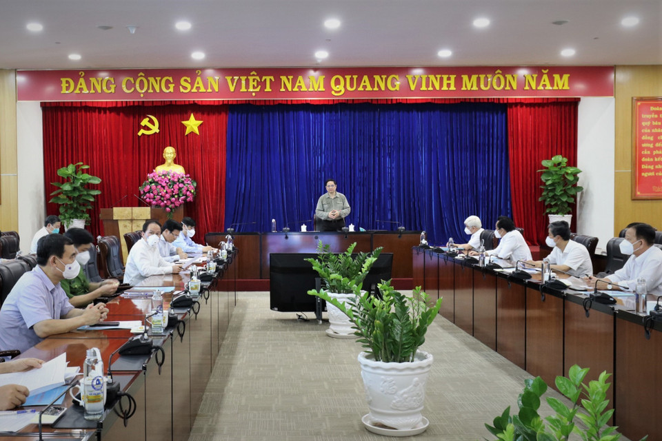 Quang cảnh buổi làm việc giữa Thủ tướng Chính phủ Phạm Minh Chính, Trưởng Ban chỉ đạo Quốc gia phòng, chống dịch COVID-19 với lãnh đạo tỉnh Bình Dương. (Ảnh: TTXVN)