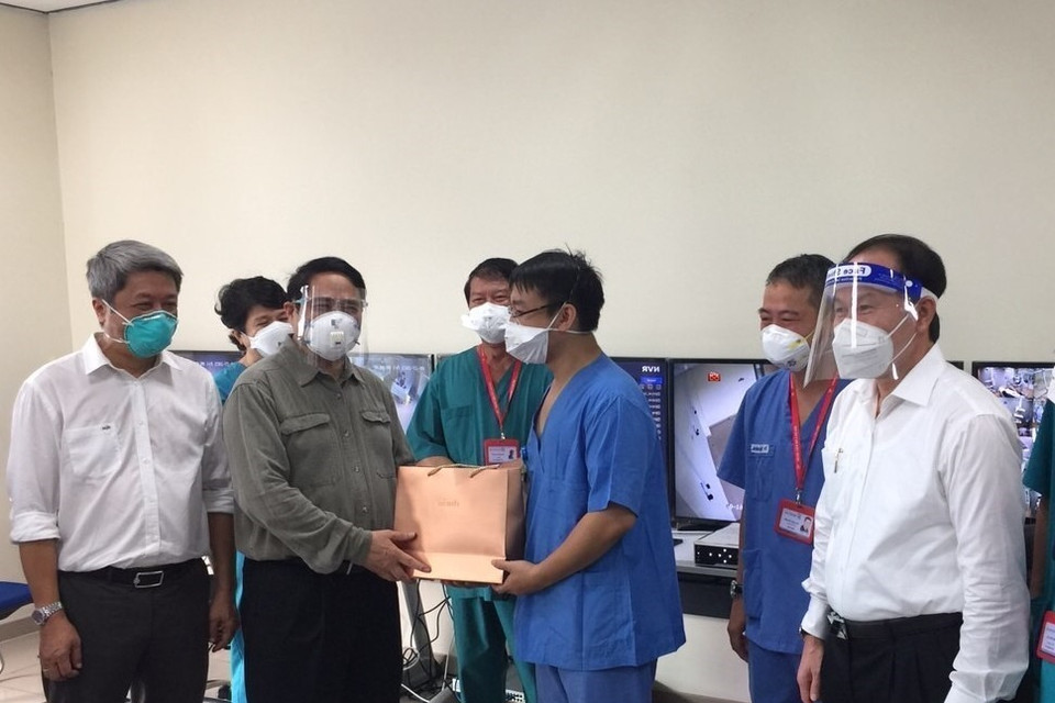 Hinh ảnh Thủ tướng Phạm Minh Chính thăm hỏi và tặng quà các bác sỹ đang tham gia điều trị bệnh nhân COVID-19 tại bệnh viện dã chiến Hồi sức tích cực Becamex tỉnh Bình Dương.( Ảnh: TTXVN)