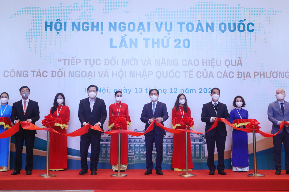 Bộ trưởng Bộ Ngoại giao Bùi Thanh Sơn và các đại biểu cắt băng khai trương trưng bày sản phẩm thương hiệu Việt Nam. (Ảnhh: Lâm Khánh/TTXVN)