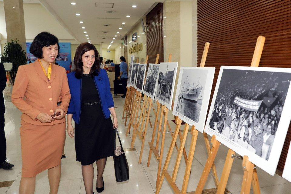 Bà Marinela Petkova, Đại sứ Cộng hòa Bulgaria tại Việt Nam cùng Phó Tổng giám đốc TTXVN Vũ Việt Trang tham quan triển lãm ảnh Việt Nam-Bulgaria: 70 năm hữu nghị và phát triển do Thông tấn xã Việt Nam phối hợp với Đại sứ quán Cộng hòa Bulgaria tại Việt Nam và Hãng thông tấn Bulgaria tổ chức (2020). (Ảnh: Danh Lam/TTXVN)