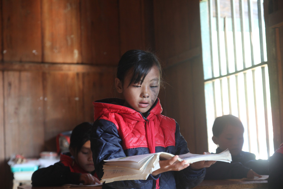 Các cháu học sinh dân tộc Mông tại điểm trường Kể Cả luôn hăng say học tập trong từng tiết học. (Ảnh: Việt Dũng/TTXVN)