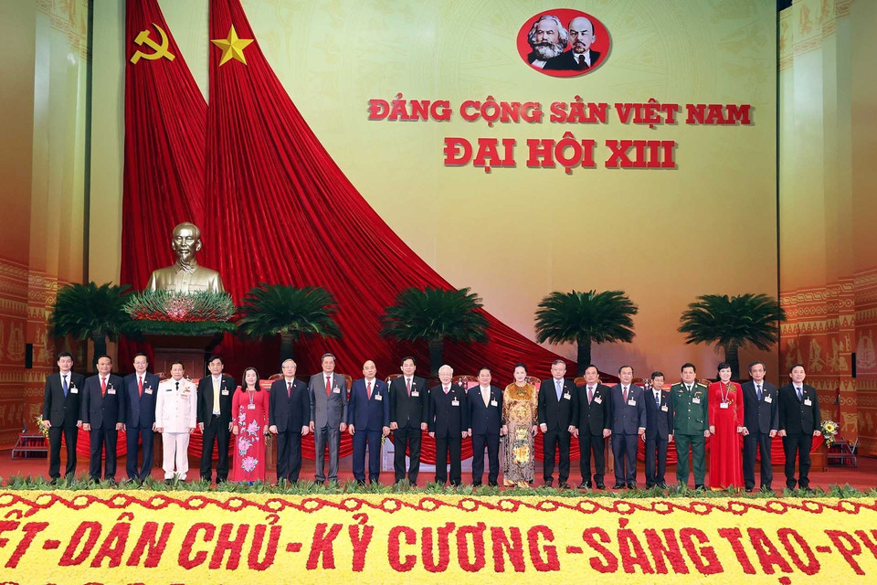 Các đồng chí lãnh đạo Đảng, Nhà nước chụp ảnh chung với Đoàn đại biểu Đảng bộ thành phố Cần Thơ. (Ảnh: TTXVN)