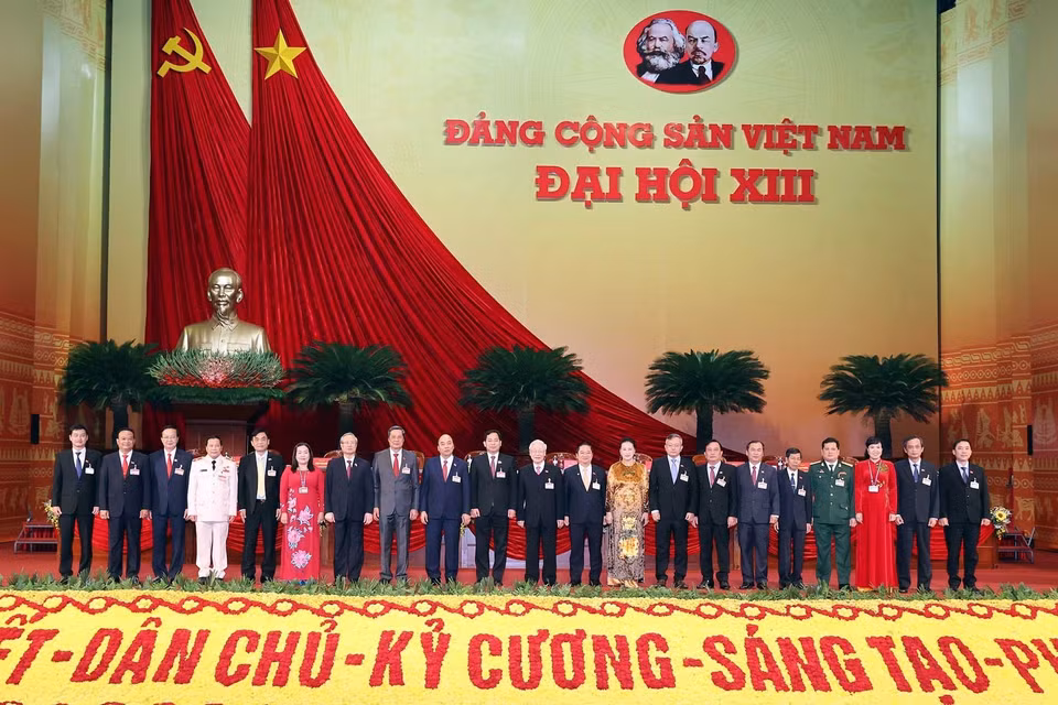 Các đồng chí lãnh đạo Đảng, Nhà nước chụp ảnh chung với Đoàn đại biểu Đảng bộ thành phố Cần Thơ. (Ảnh: TTXVN)