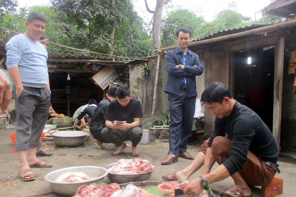 Người dân tộc Dao huyện Cẩm Thủy tụ họp làm thịt lợn đón Tết năm cùng. (Ảnh: Nguyễn Nam/TTXVN)