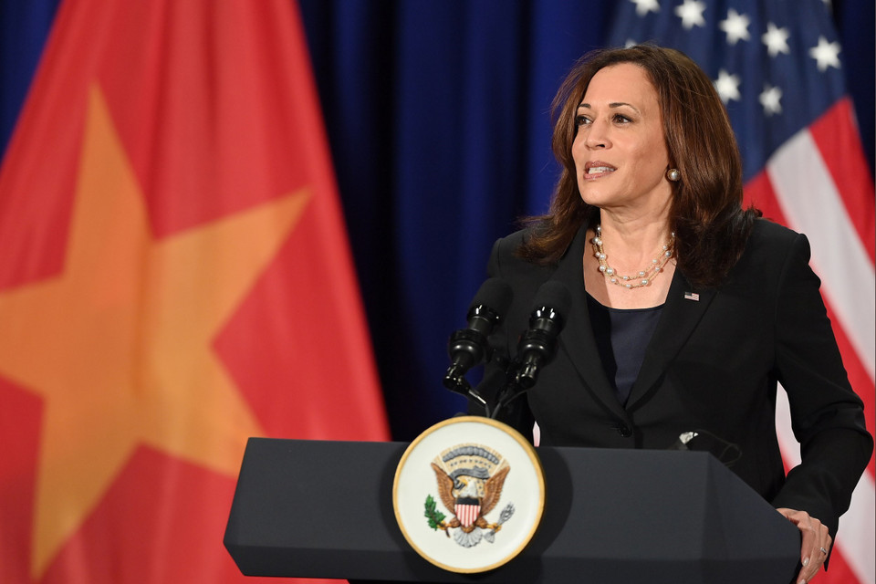 Phó Tổng thống Hoa Kỳ Kamala Harris phát biểu tại buổi họp báo chiều 26/8. (Nguồn: TTXVN)
