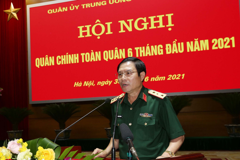 Thượng tướng Nguyễn Tân Cương, Tổng Tham mưu trưởng, Thứ trưởng Bộ Quốc phòng báo cáo trước Hội nghị. (Ảnh: Trọng Đức/TTXVN)