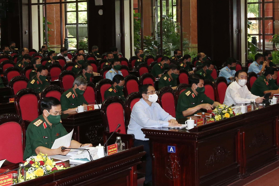 Đồng chí Phạm Minh Chính, Ủy viên Bộ Chính trị, Thủ tướng Chính phủ, Ủy viên Thường vụ Quân ủy Trung ương tới dự và phát biểu chỉ đạo. Thượng tướng Phan Văn Giang, Ủy viên Bộ Chính trị, Phó bí thư QUTƯ, Bộ trưởng Bộ Quốc phòng, chủ trì hội nghị. (Ảnh: Trọng Đức/TTXVN)