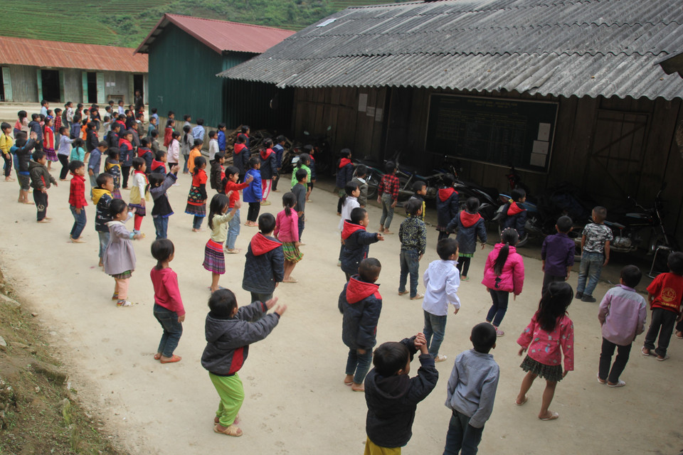 Một buổi sinh hoạt ngoài trời của các cháu học sinh dân tộc Mông tại điểm trường Kể Cả. (Ảnh: Việt Dũng/TTXVN)