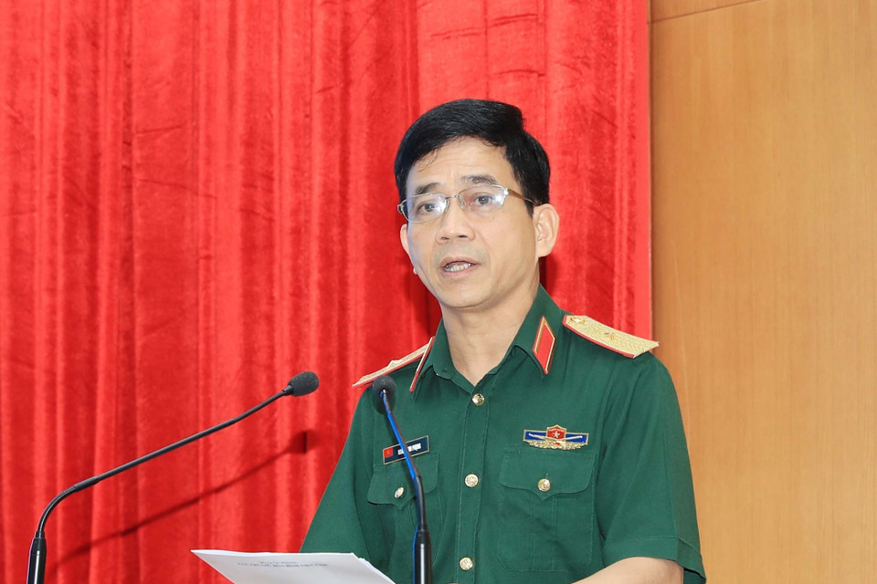 Thiếu tướng Hoàng Kim Phụng, Cục trưởng Cục Gìn giữ hòa bình Việt Nam phát biểu với các học viên tại lớp học. (Ảnh: Trọng Đức/TTXVN)