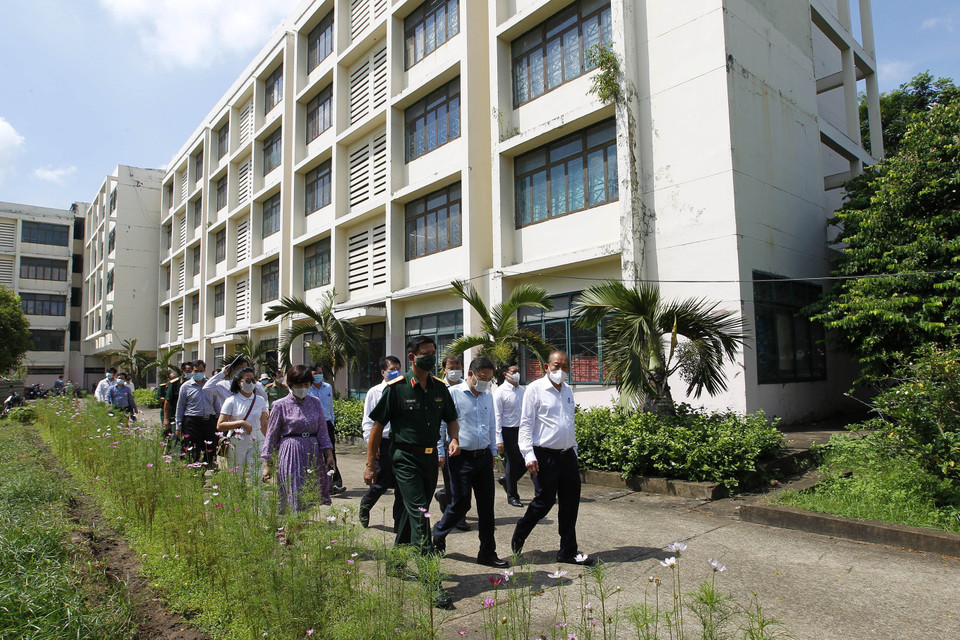 Phó Thủ tướng thường trực Chính phủ Trương Hòa Bình kiểm tra công tác chuẩn bị các nhu cầu thiết yếu, phòng ở, nơi tiếp nhận các trường hợp cách ly, ca liên quan đến dịch COVID-19, vệ sinh phòng dịch bệnh tại ký túc xá Đại học Quốc gia TP Hồ Chí Minh. (Ảnh: Thanh Vũ/TTXVN)