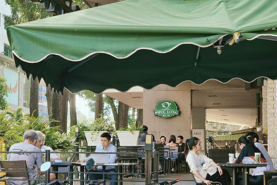 Một cửa hàng càphê tại Quận 3 cũng phục vụ khách trong không gian ngoài trời thoáng khí. (Ảnh: Hồng Giang/TTXVN)