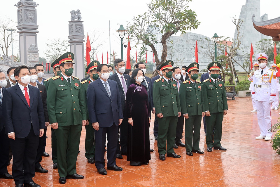 Thủ tướng Phạm Minh Chính và các đại biểu dâng hương tưởng niệm Chủ tịch Hồ Chí Minh và các anh hùng liệt sỹ tại Quảng Bình. (Ảnh: Dương Giang/TTXVN)