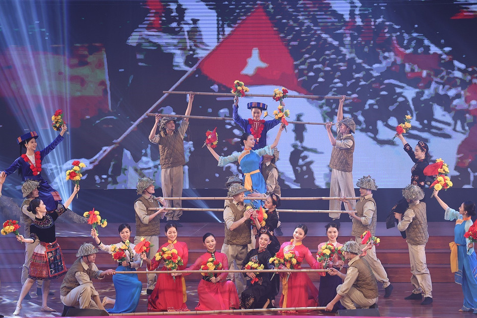 Chương trình nghệ thuật chào mừng lễ kỷ niệm. (Ảnh: Dương Giang/TTXVN)