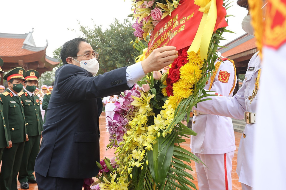 Trước buổi lễ kỷ niệm, Thủ tướng Phạm Minh Chính đã đến đặt vòng hoa tưởng niệm Chủ tịch Hồ Chí Minh và các anh hùng liệt sỹ tại Quảng Bình. (Ảnh: Dương Giang/TTXVN)