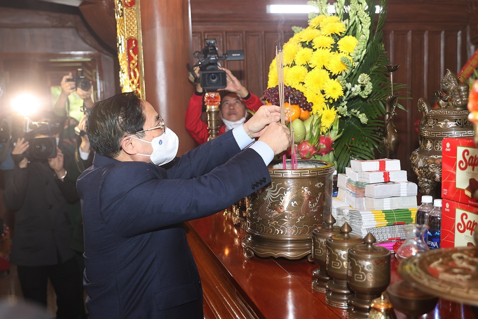 Thủ tướng Phạm Minh Chính dâng hương tưởng niệm Chủ tịch Hồ Chí Minh và các anh hùng liệt sỹ tại Quảng Bình. (Ảnh: Dương Giang/TTXVN)