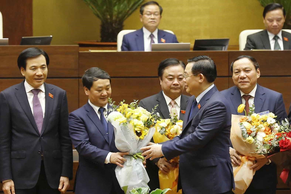 Chủ tịch Quốc hội Vương Đình Huệ tặng hoa chúc mừng, Bộ trưởng, Chủ nhiệm Ủy ban Dân tộc Hầu A Lềnh. (Ảnh: Doãn Tấn/TTXVN)