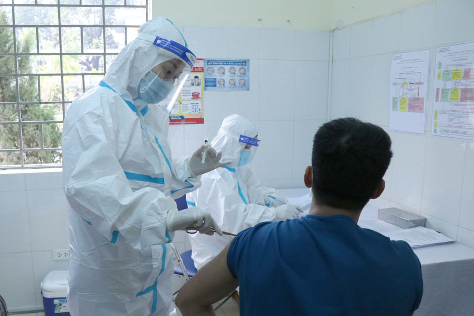 Thực hiện mũi tiêm vaccine phòng COVID-19 cho bác sỹ Nguyễn Đức Hạnh, Trưởng khoa Hồi sức cấp cứu (Bệnh viện dã chiến Điện Biên Phủ). Đây là trường hợp đầu tiên được tiêm vaccine COVID-19 trên địa bàn tỉnh Điện Biên. (Ảnh: Xuân Tiến/TTXVN)