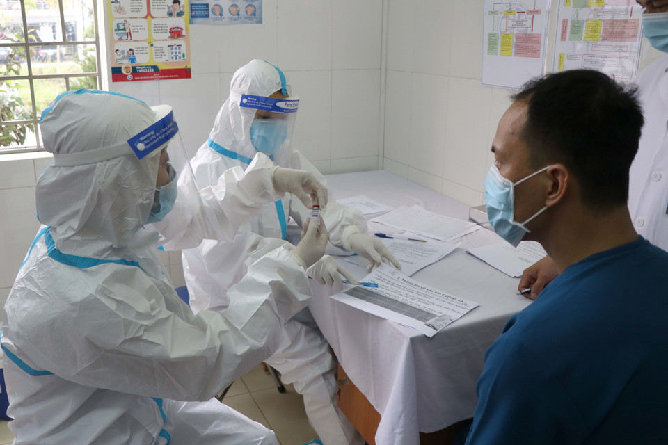 Đội ngũ y, bác sỹ tư vấn cho người được tiêm vaccine COVID-19 về tác dụng, lợi ích của việc sử dụng vaccine và giải thích những phản ứng có thể gặp sau tiêm. (Ảnh: Xuân Tiến/TTXVN)