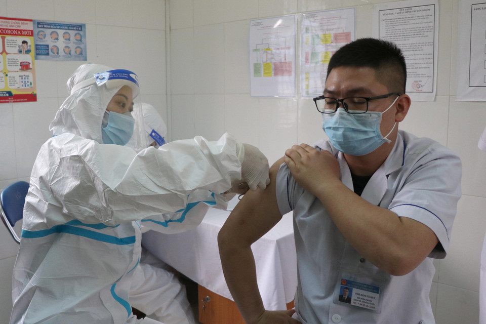 Bác sỹ Đặng Văn Huy, công tác tại Bệnh viện dã chiến Điện Biên Phủ được tiêm vaccine phòng COVID-19. (Ảnh: Xuân Tiến/TTXVN)