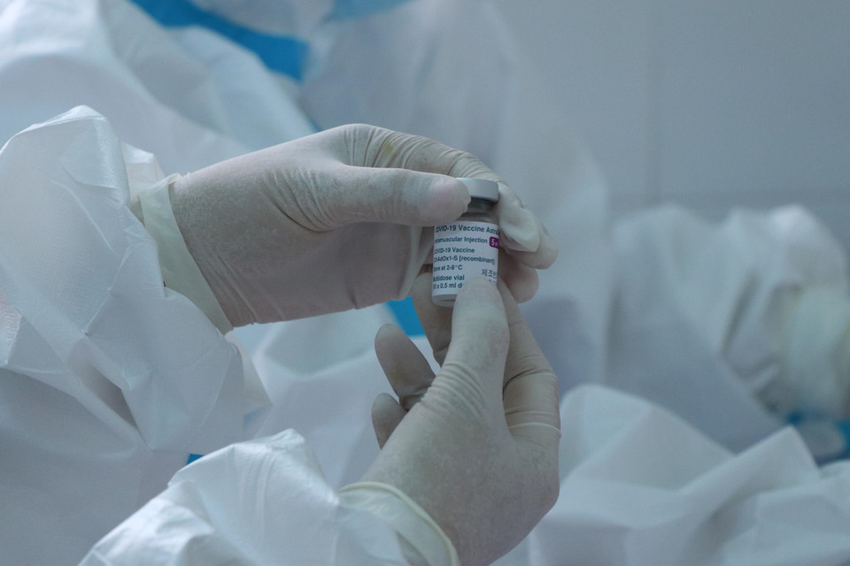 Toàn bộ 1.900 liều vaccine phòng COVID -19 AstraZenaca do Bộ Y tế phân bổ đợt 1 cho tỉnh Điện Biên sẽ được ưu tiên tiêm phòng cho các lực lượng tuyến đầu phòng chống dịch, tiêm trước cho các địa bàn đang có dịch. (Ảnh: Xuân Tiến/TTXVN)