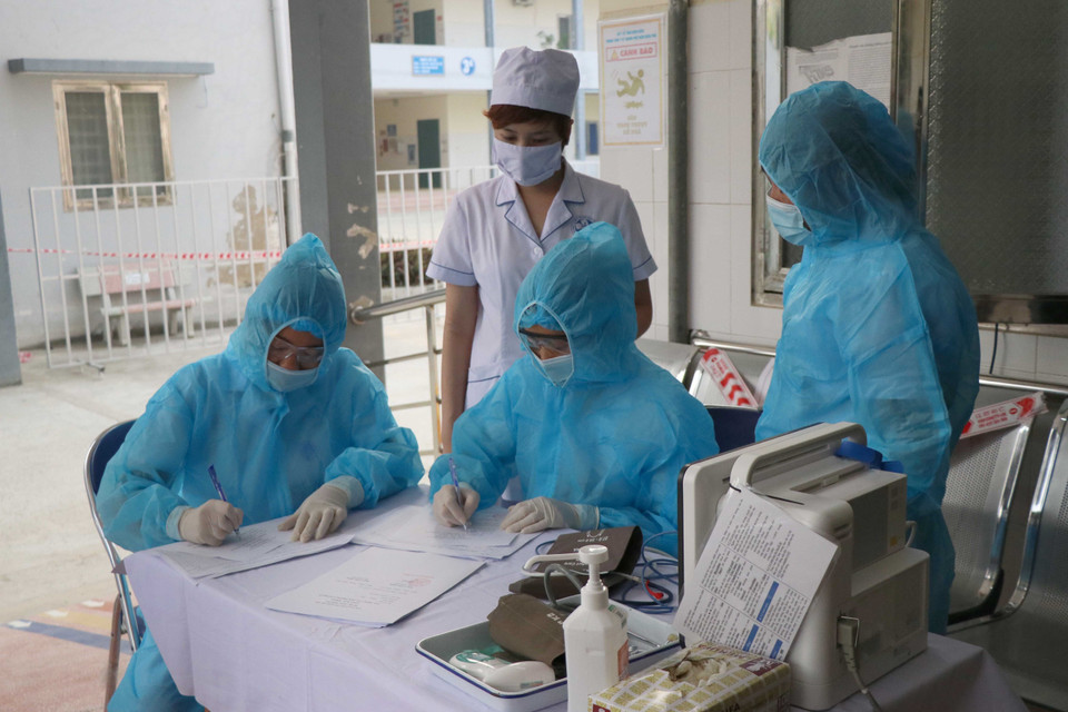 Khu vực theo dõi và tiến hành kiểm tra các chỉ số sức khỏe cho người sau tiêm. (Ảnh: Xuân Tiến/TTXVN)