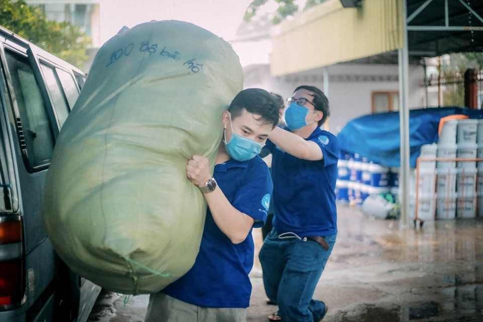 Thanh niên, tình nguyện viên thành phố Hồ Chí Minh vận chuyển nhu yếu phẩm, thực phẩm cho người dân các khu cách ly, khu phong tỏa tại quận Phú Nhuận. (Ảnh: Hồng Giang/TTXVN)