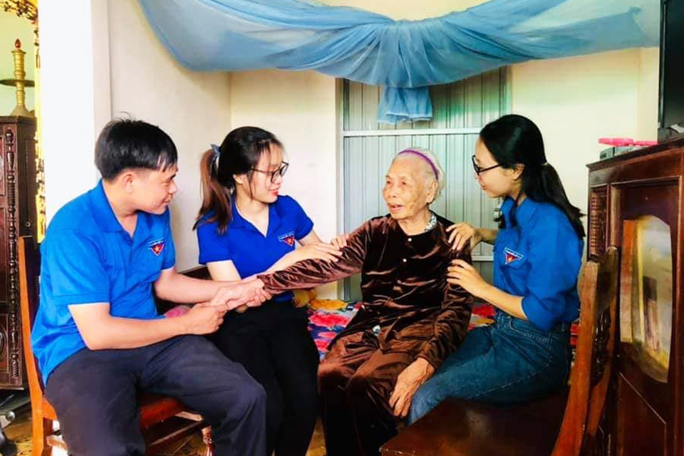 Tuổi trẻ Quảng Trị thăm hỏi Mẹ Việt Nam Anh hùng Đào Thị Vui ở xã Hải Thượng, huyện Hải Lăng. (Ảnh: Nguyên Lý/TTXVN)