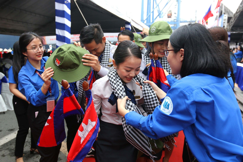 Đoàn thanh niên Thành phố Hồ Chí Minh tặng quà lưu niệm đại biểu thanh niên tàu Thanh niên Đông Nam Á và Nhật Bản năm 2019. (Ảnh: Thanh Vũ/TTXVN)