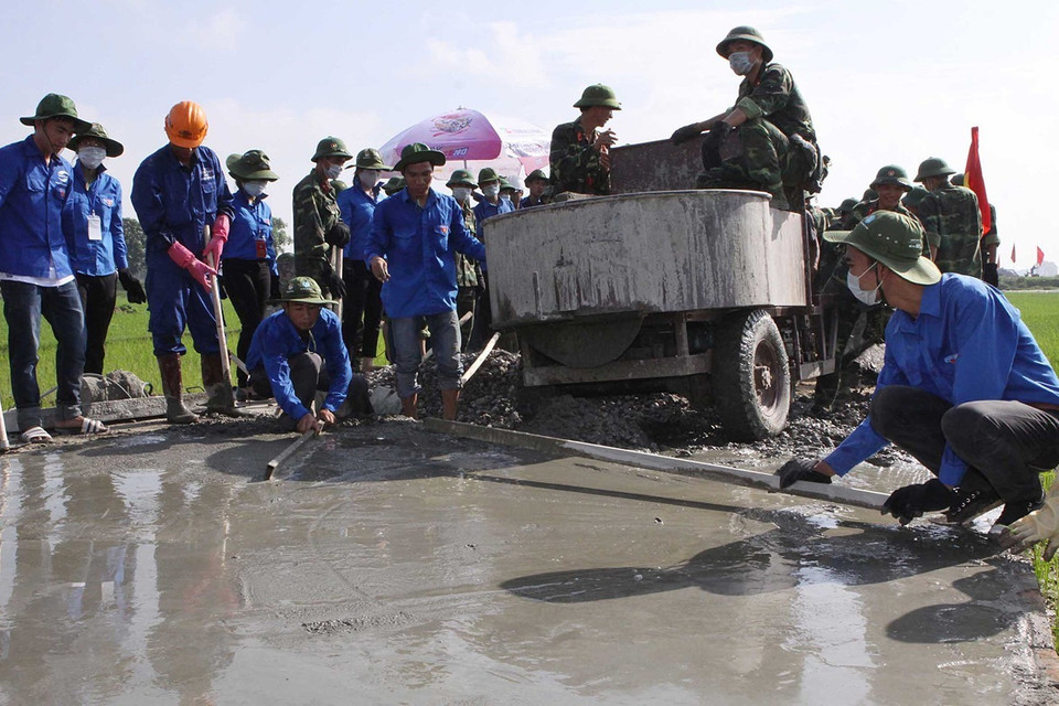 Đoàn TNCS Hồ Chí Minh Thành phố Hà Nội tổ chức Lễ khởi công Công trường thanh niên tình nguyện Đường Thanh niên tại xã Phùng Xã, huyện Thạch Thất (Hà Nội) với sự tham gia xây dựng của đông đảo lực lượng thanh niên các đơn vị quân đội và sinh viên tình nguyện các trường đại học đóng trên địa bàn Thủ đô. (Ảnh: Dương Giang/TTXVN)