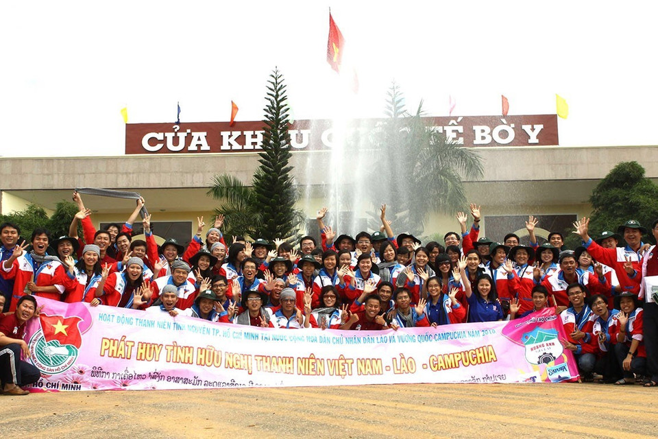 Các chiến sỹ tình nguyện TP Hồ Chí Minh tại cửa khẩu Bờ Y, tỉnh Komtum để tham gia hoạt động tình nguyện Kỳ nghỉ hồng-Mùa hè xanh quốc tế ở xã Xamakhixay, tỉnh Atapeu (Lào). (Ảnh: Thanh Vũ/TTXVN)