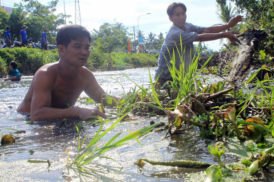 Đoàn viên, thanh niên Tỉnh đoàn Hậu Giang tổ chức thu vớt rác trên kênh rạch. (Ảnh: Duy Khương/TTXVN)