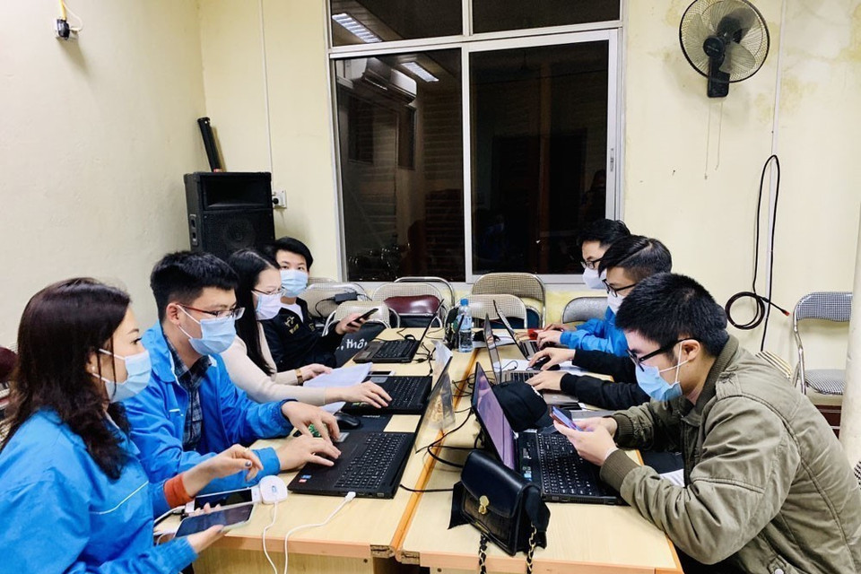 Sau khi dịch COVID-19 đợt 3 bùng phát tại thành phố Chí Linh, Tỉnh đoàn Hải Dương đã thành lập Bộ phận thường trực công tác phòng chống dịch và 65 đội thanh niên xung kích phản ứng nhanh để kịp thời hỗ trợ công tác phòng chống dịch tại các huyện, thị xã, thành phố. (Ảnh: Mạnh Minh/TTXVN)