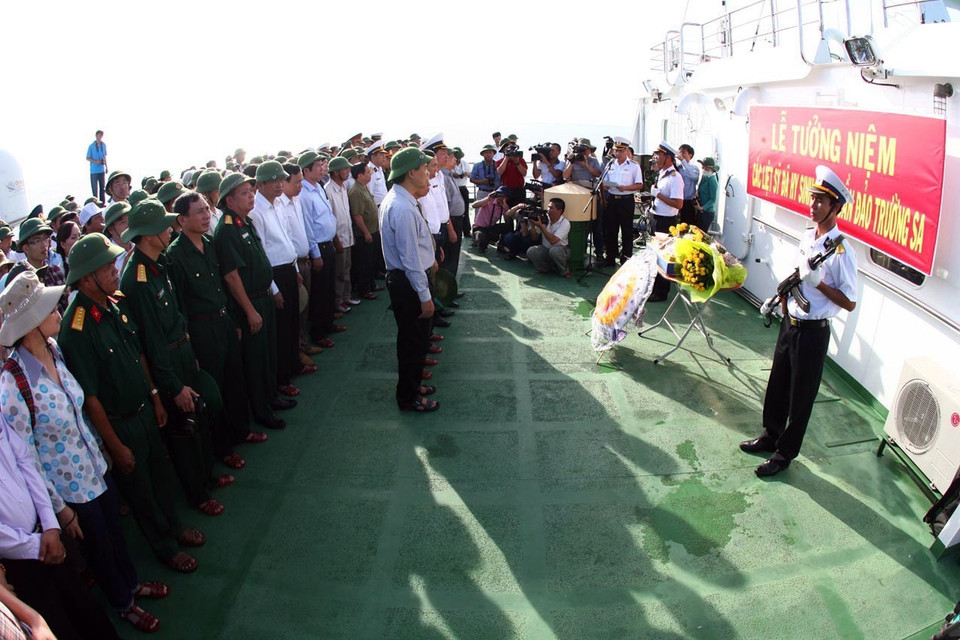 Trong hải trình ra Trường Sa qua vùng biển đảo Cô Lin-Gạc Ma năm 2012, cán bộ chiến sỹ đoàn công tác trên tàu HQ 571 tổ chức Lễ tưởng niệm các Anh hùng liệt sỹ Trường Sa hy sinh trong sự kiện ngày 14/3/1988 để bảo vệ chủ quyền, toàn vẹn lãnh thổ thiêng liêng của Tổ quốc. (Ảnh: Huy Hùng/TTXVN)