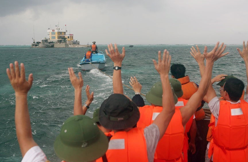 Cán bộ, chiến sỹ tàu Trường Sa 14 đến đảo Cô Lin – đảo đá được các chiến sĩ hải quân anh dũng chiến đấu, bảo vệ thành công trong trận chiến đấu tại Gạc Ma ngày 14/3/1988. (Ảnh: Xuân Trường/TTXVN) 