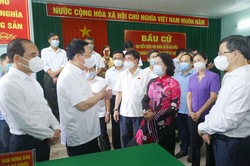 Chủ tịch Quốc hội Vương Đình Huệ trao đổi với các đồng chí phụ trách công tác bầu cử tại đơn vị bỏ phiếu số 2, phường An Tường, thành phố Tuyên Quang. (Ảnh: Doãn Tấn/TTXVN)