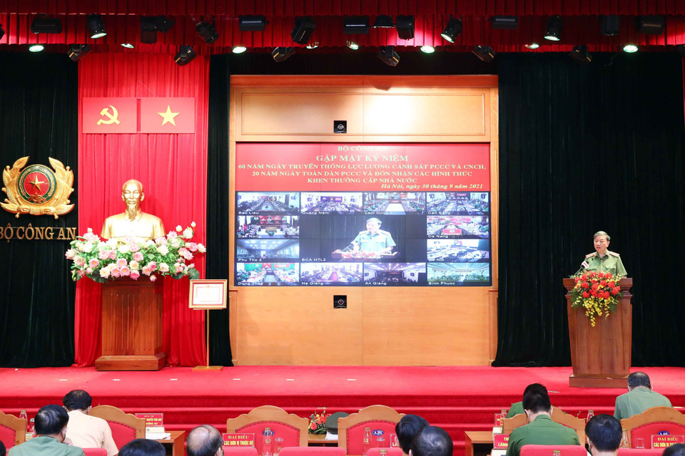 Quang cảnh lễ kỷ niệm 60 năm Ngày truyền thống lực lượng Cảnh sát Phòng cháy chữa cháy và cứu nạn cứu hộ. (Ảnh: Phạm Kiên/TTXVN)