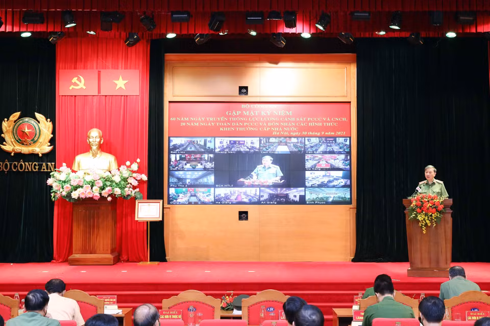 Quang cảnh lễ kỷ niệm 60 năm Ngày truyền thống lực lượng Cảnh sát Phòng cháy chữa cháy và cứu nạn cứu hộ. (Ảnh: Phạm Kiên/TTXVN)