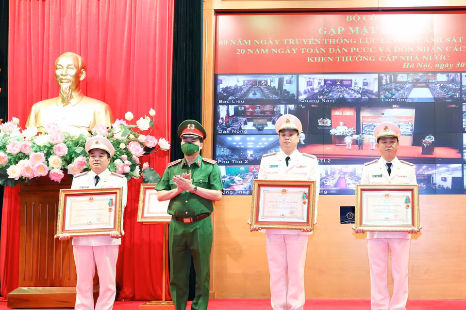 Thiếu tướng Lê Quốc Hùng, Ủy viên Trung ương Đảng, Thứ trưởng Bộ Công an trao Huân chương Bảo vệ Tổ quốc hạng Nhất, Huân chương Bảo vệ Tổ quốc hạng Nhì, Huân chương Bảo vệ Tổ quốc hạng Ba cho các cá nhân và tập thể có thành tích xuất sắc. (Ảnh: Phạm Kiên/TTXVN)