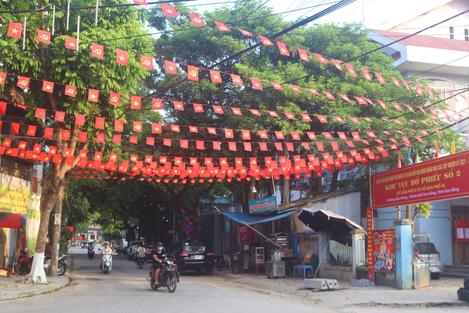 Cờ hoa rực rỡ tại một khu vực bỏ phiếu phường Hợp Giang, thành phố Cao Bằng, tỉnh Cao Bằng. (Ảnh: Chu Hiệu/TTXVN)