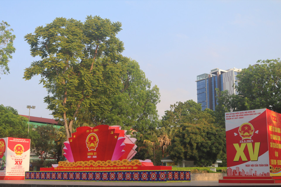 Các pano, bục biểu trưng tuyên truyền về ngày bầu cử Quốc hội, Hội đồng Nhân dân các cấp nhiệm kỳ 2021-2026 tại thành phố Cao Bằng, tỉnh Cao Bằng. (Ảnh: Chu Hiệu/TTXVN)